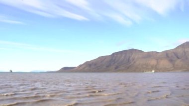 Norveç 'in Svalbard Adaları' ndaki Longyearbyen sahilindeki dalgalar. Yüksek kalite 4k görüntü