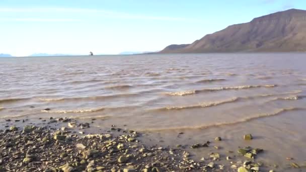 Vågor Stranden Vid Kusten Longyearbyen Svalbard Öarna Norge Högkvalitativ Film — Stockvideo