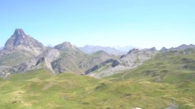 Midi dOssau 'daki Fransız pirenelerinin panoramik görüntüsü. Yüksek kalite 4k görüntü