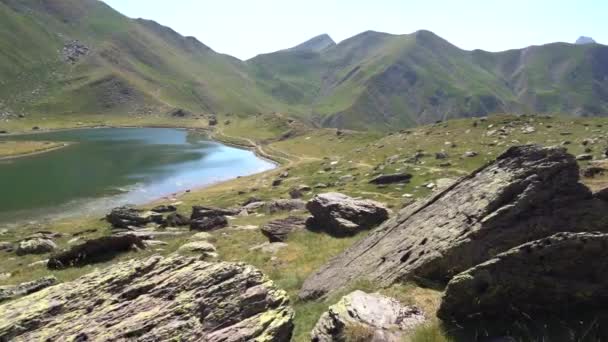 Ландшафтный Вид Горную Ледниковую Лагуну Пиренеях Высококачественные Кадры — стоковое видео