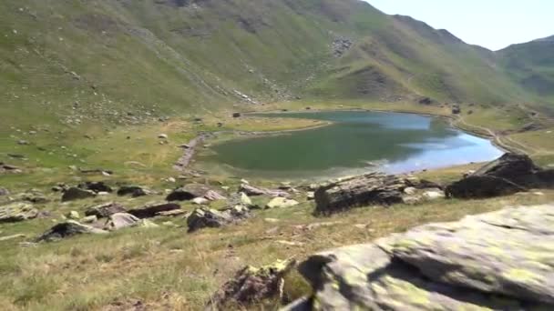 Vista Paisagem Uma Lagoa Glaciar Montanha Nos Pirinéus Imagens Alta — Vídeo de Stock