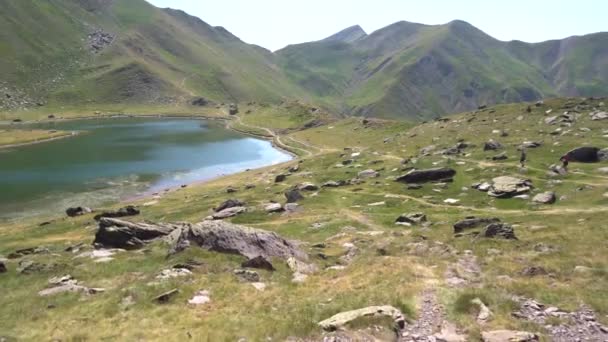 Uitzicht Een Gletsjerlagune Pyreneeën Hoge Kwaliteit Beeldmateriaal — Stockvideo