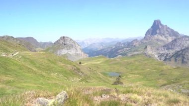 Midi dOssau 'daki Fransız pirenelerinin panoramik görüntüsü. Yüksek kalite 4k görüntü