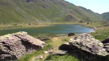 Pirenelerdeki bir dağ buzulu gölünün manzarası. Yüksek kalite 4k görüntü