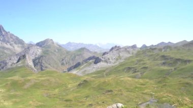 Midi dOssau 'daki Fransız pirenelerinin panoramik görüntüsü. Yüksek kalite 4k görüntü