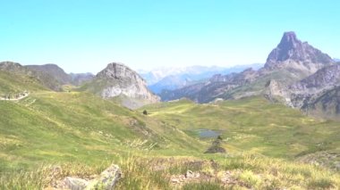 Midi dOssau 'daki Fransız pirenelerinin panoramik görüntüsü. Yüksek kalite 4k görüntü