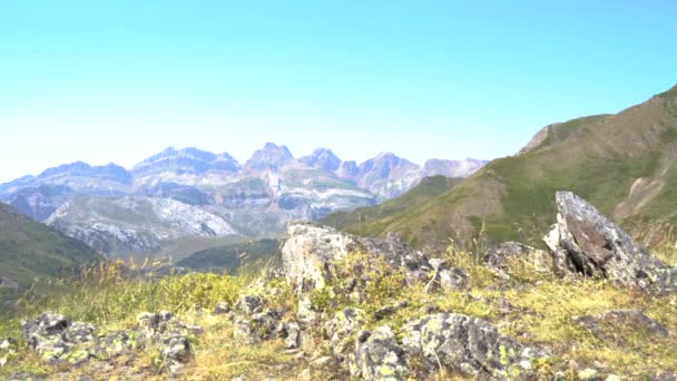 風の強い日にスペインのピレネー山脈を一望できます 高品質4K映像 — ストック動画