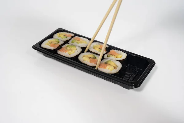 Conjunto Sushi Com Pauzinhos Fundo Branco Foto Alta Qualidade — Fotografia de Stock