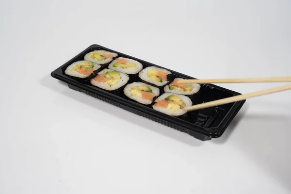 Conjunto Sushi Com Pauzinhos Fundo Branco Foto Alta Qualidade — Fotografia de Stock