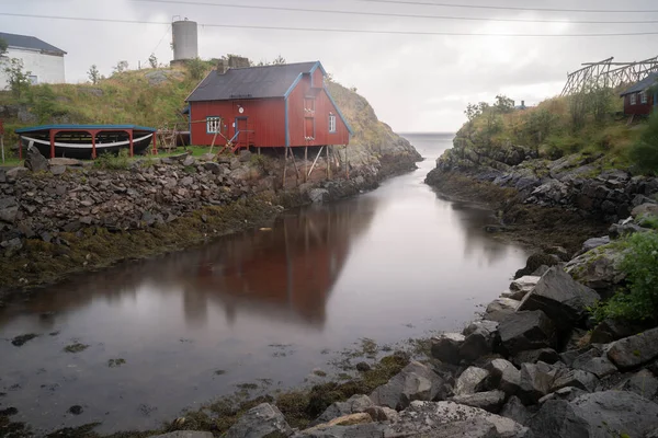 Red Fishermen Cabin Fishing Village Lofoten Islands Norway Mountains Background — Stock Photo, Image