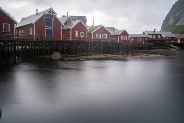 Καμπίνες Κόκκινων Αλιέων Στο Ψαροχώρι Reine Στα Νησιά Lofoten Νορβηγία — Φωτογραφία Αρχείου