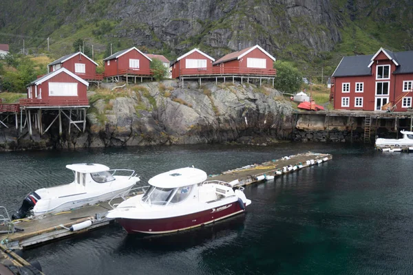挪威Lofoten岛一个渔村的红色渔民小屋 背景中的山脉 — 图库照片