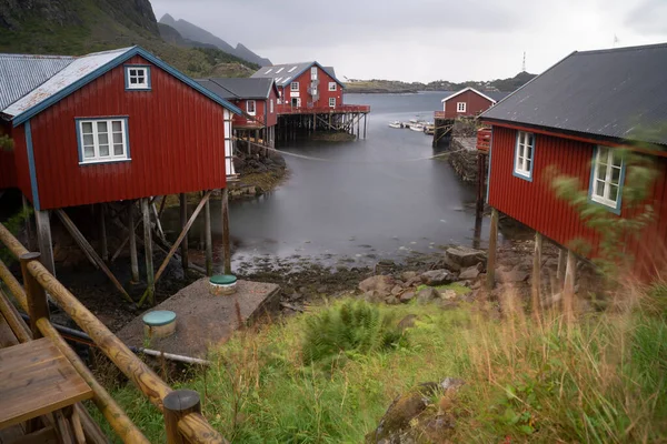 Red Fishers Cabin Fishing Village Lofoten Islands Norway Hory Pozadí — Stock fotografie