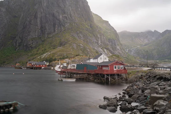 Red Fishermen Cabins Fishing Village Reine Lofoten Islands Norway Mountains — Stock Photo, Image