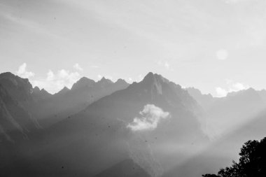 Peru 'daki Machu Picchu' dan And Dağları 'nın manzarası siyah beyaz. Yüksek kalite fotoğraf