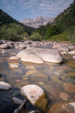 Pireneler dağlarındaki bir nehrin manzarası. Yüksek kalite fotoğraf