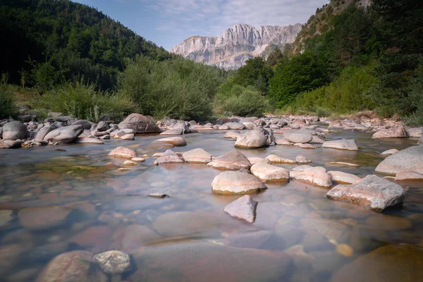 ピレネー山脈の川の風景 高品質の写真 — ストック写真