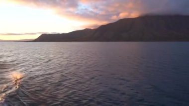 Norveç 'in Svalbard Adaları kıyılarında günbatımı manzarası. Yüksek kalite 4k görüntü