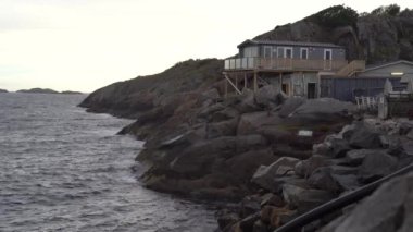 Norveç 'in Lofoten adalarındaki deniz kenarında bir kulübe. Yüksek kalite 4k görüntü