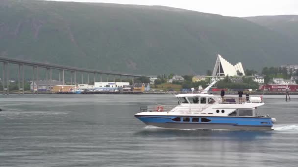 Barco Que Navega Nas Águas Porto Tromso Noruega Imagens Alta — Vídeo de Stock