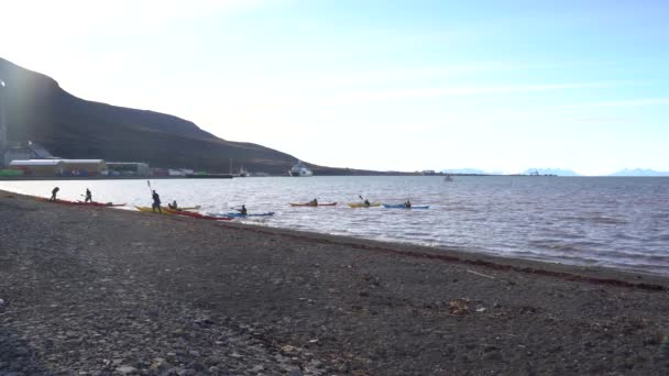 People Kayaking Sea Coast Longyearbyen Svalbard Islands Norway High Quality — Stock Video