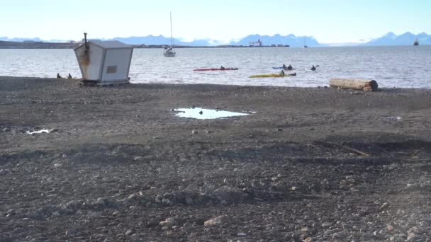 Kayak Mar Costa Longyearbyen Las Islas Svalbard Noruega Imágenes Alta — Vídeos de Stock