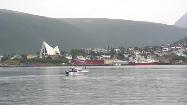 Лодка Плавает Водах Порта Тромсо Норвегия Высококачественные Кадры — стоковое видео