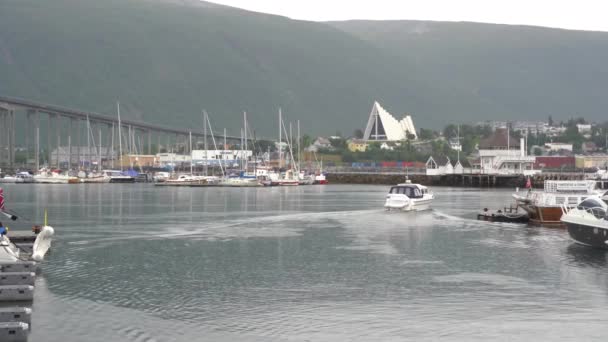 Łódź Pływająca Wodach Portu Tromso Norwegia Wysokiej Jakości Materiał — Wideo stockowe