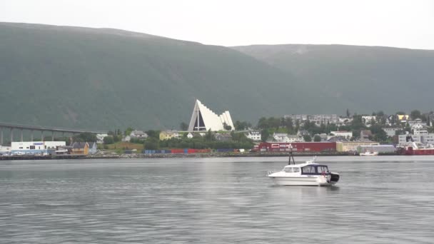 Boot Den Gewässern Des Hafens Von Tromsö Norwegen Hochwertiges Filmmaterial — Stockvideo