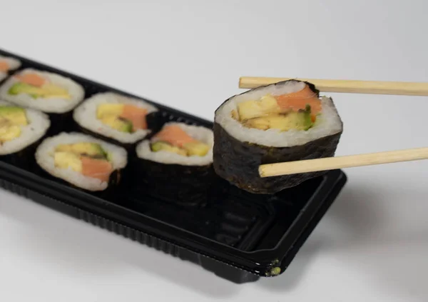 Pauzinhos Pegando Pedaço Sushi Conjunto Sushi Foto Alta Qualidade — Fotografia de Stock