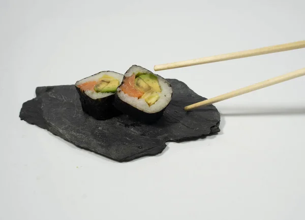 Eetstokjes Die Een Stuk Sushi Van Een Sushi Bord Halen — Stockfoto