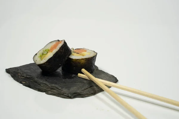 Zwei Sushi Stücke Auf Einer Tafel Mit Essstäbchen Ingwer Und — Stockfoto