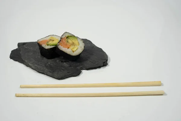 Två Bitar Sushi Tavelplatta Med Ätpinnar Ingefära Och Wasabi Högkvalitativt — Stockfoto