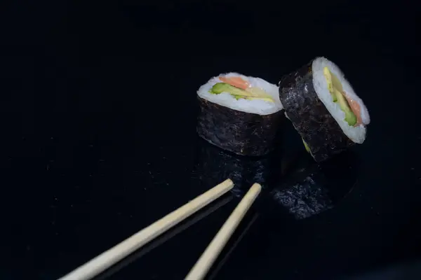 Două Bucăți Sushi Bețișoare Fundal Întunecat Fotografie Înaltă Calitate — Fotografie, imagine de stoc