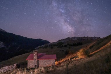 Gece yıldızlarının altındaki pirenelerdeki dağ sığınağı. Yüksek kalite fotoğraf