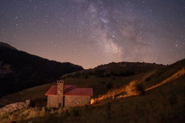 Gece yıldızlarının altındaki pirenelerdeki dağ sığınağı. Yüksek kalite fotoğraf