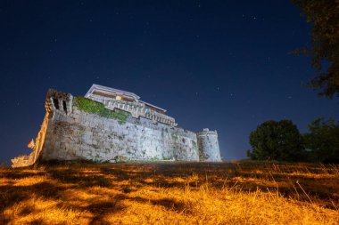 İspanya 'da gece gökyüzünün altındaki ortaçağ kalesi. Yüksek kalite fotoğraf