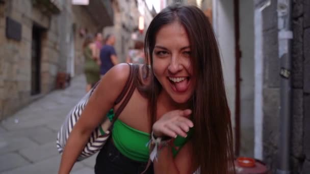Piękna Turystka Idąca Tyłem Ulice Hiszpanii Patrząc Kamery Uśmiechnięta — Wideo stockowe