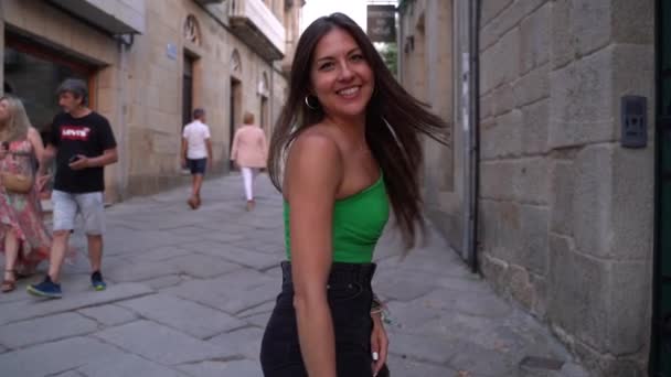 美丽的姑娘在西班牙的大街上走着 微笑着拍照 高质量的4K镜头 — 图库视频影像