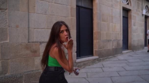 Menina Bonita Andando Nas Ruas Espanha Olhando Para Câmera Enviando — Vídeo de Stock