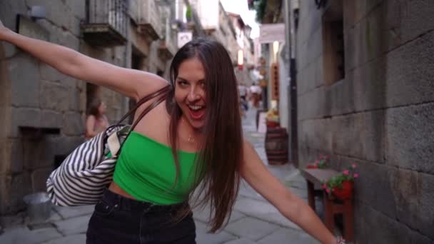 Gyönyörű Turista Lány Aki Hátrafelé Sétál Spanyolország Utcáin Kamerába Néz — Stock videók