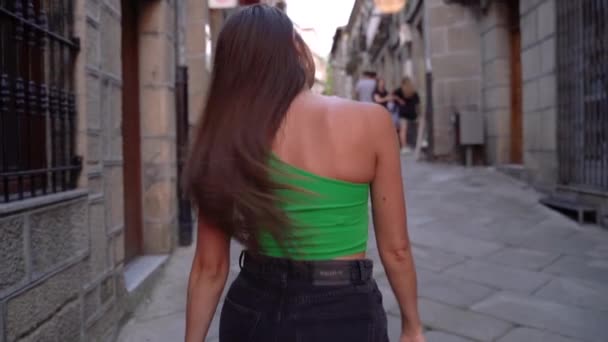 Menina Bonita Andando Nas Ruas Espanha Acenando Seu Cabelo Longo — Vídeo de Stock