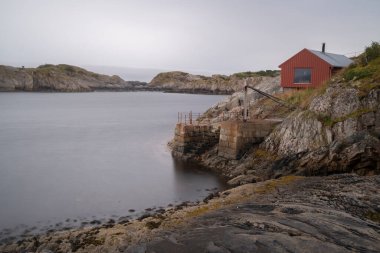 Norveç 'teki Lofoten adalarının fiyortlarında denizin yanında ıssız bir kulübe. Yüksek kalite fotoğraf