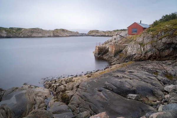 Μοναχική Καμπίνα Δίπλα Στη Θάλασσα Στα Φιόρδ Των Νησιών Lofoten — Φωτογραφία Αρχείου