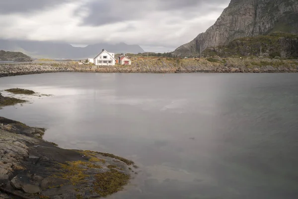 Μοναχικό Σπίτι Στα Νησιά Λοφότεν Της Νορβηγίας Υψηλής Ποιότητας Φωτογραφία — Φωτογραφία Αρχείου