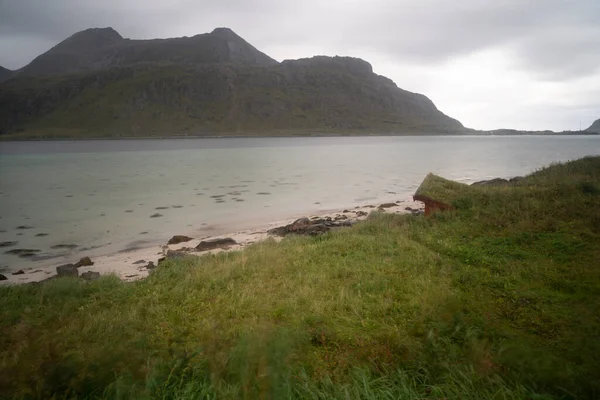 Μοναχική Καμπίνα Δίπλα Στη Θάλασσα Στα Φιόρδ Των Νησιών Lofoten — Φωτογραφία Αρχείου