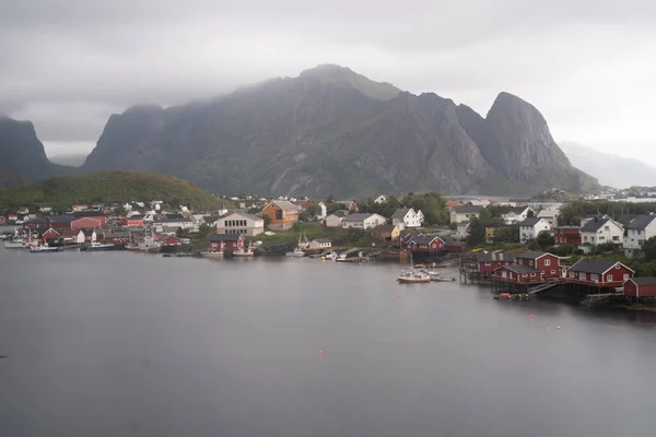 Norveç fiyortlarındaki Lofoten Adaları 'ndaki Reine köyünün manzara manzarası. Yüksek kalite fotoğraf