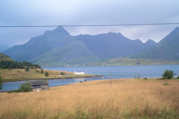 Norveç 'in Lofoten Adaları' ndaki bir köyün manzarası bulutlu bir günde. Yüksek kalite fotoğraf