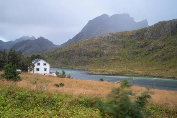 Landschaftsaufnahme Eines Dorfes Den Fjorden Der Lofoten Norwegen Einem Bewölkten — Stockfoto