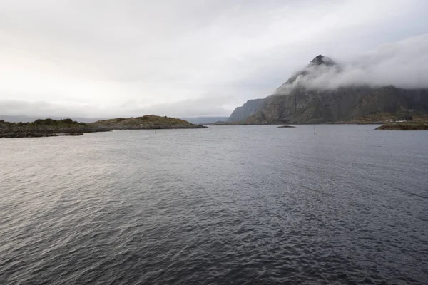 挪威罗浮敦群岛的峡湾和山脉景观 高质量的照片 — 图库照片